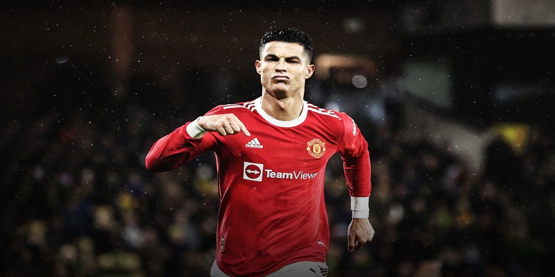 Anh cùng CLB Manchester United nâng cao chiếc cúp vô địch C1 3 lần liên tiếp 